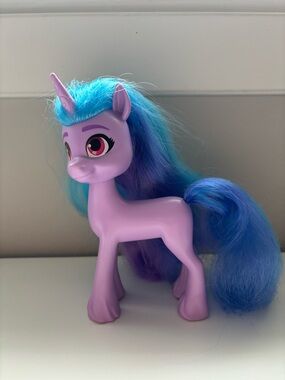My little pony “Izzy moonbow”